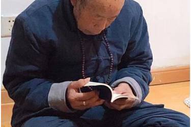 84 岁老人病危后学佛，两个月康复，还能不戴眼镜看书