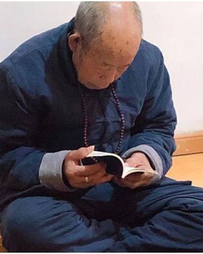 84 岁老人病危后学佛，两个月康复，还能不戴眼镜看书