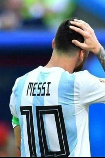 对阿根廷足球巨星梅西在本届世界杯中败北的咏叹