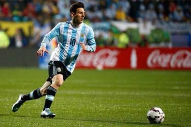 对阿根廷足球巨星梅西在本届世界杯中败北的咏叹
